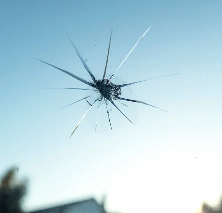 Impact sur un pare-brise nécessitant une réparation / intervention professionnelle en Suisse, Lausanne, Genève, Fribourg, Neuchâtel, Sion, La Chaux-de-Fonds